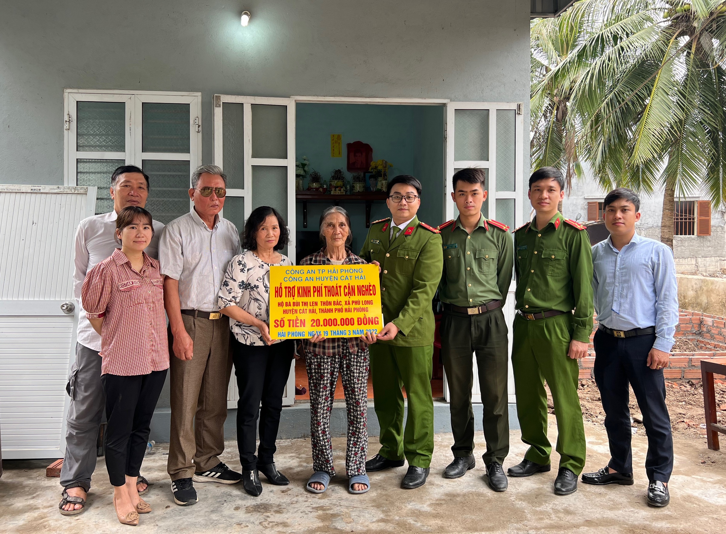 Đoàn thanh niên Công an huyện Cát Hải: Vận động kinh phí giúp đỡ hộ cận nghèo